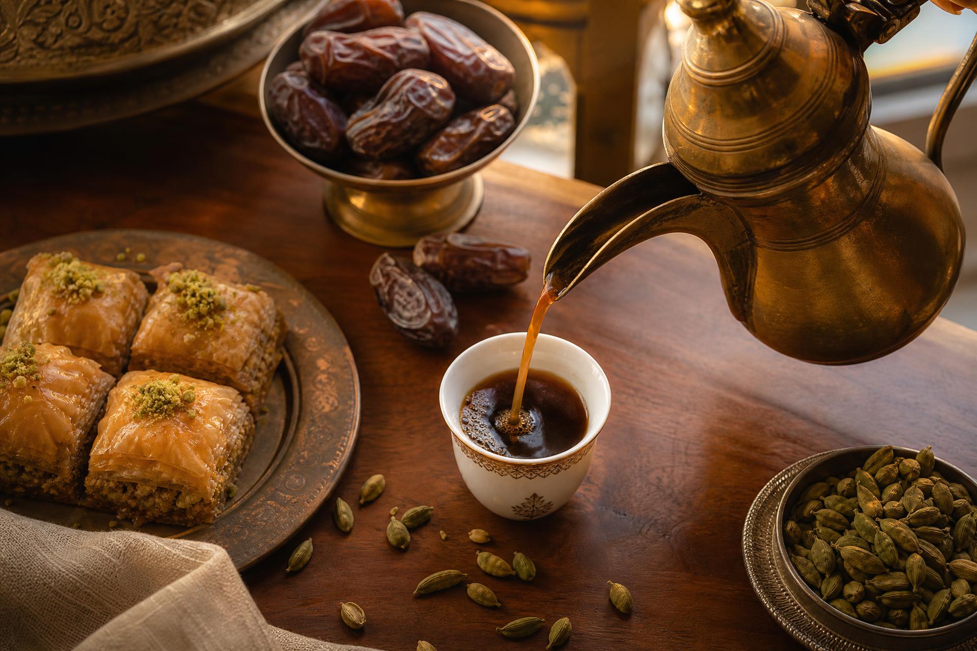 Taca z kawą po arabsku i baklavą w KB Coffee
